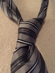 jak wiązać krawat na węzeł podwójny