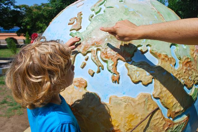 Chłopiec pokazuje globus