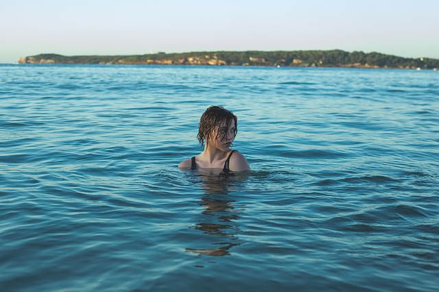 Kobieta pływa w jeziorze