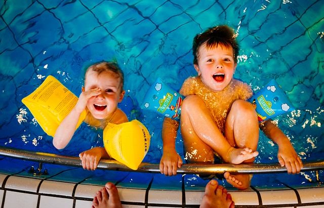 Chłopcy bawiący się w basenie
