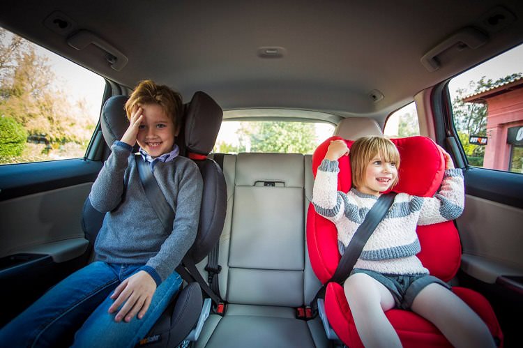 Dzieci w fotelikach samochodowych