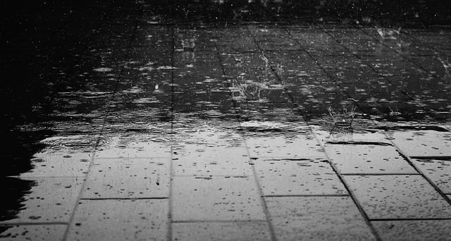 deszcz padający na chodnik