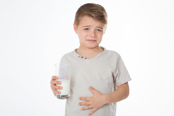 Chłopczyk z bólem brzucha po wypiciu mleka