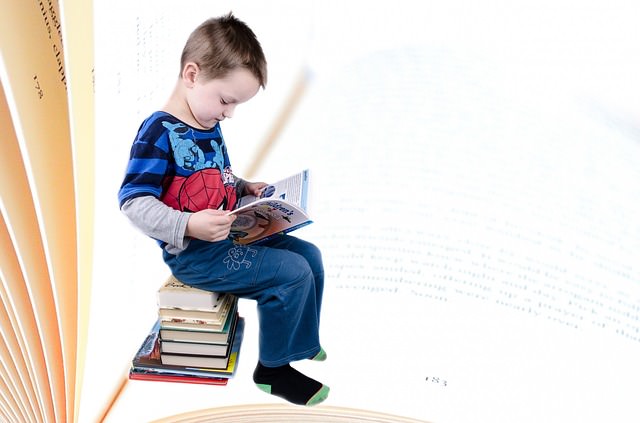 chłopiec czyta książki