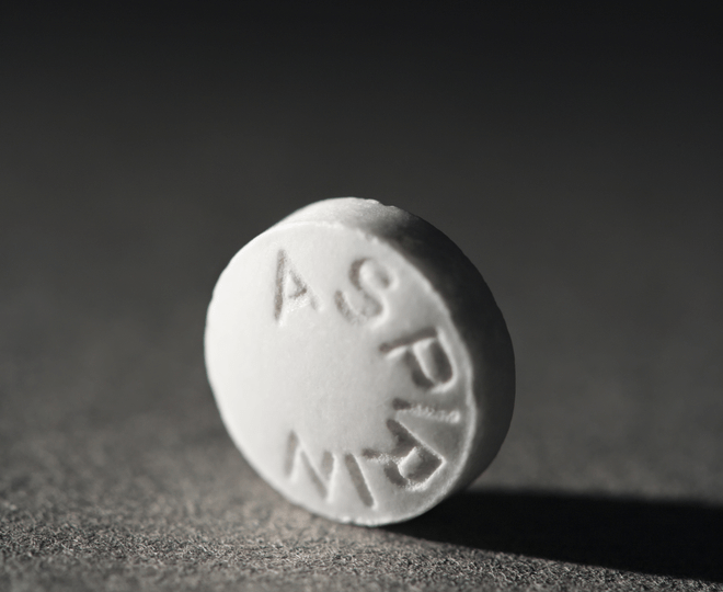 Tabletka aspiryny leżącą na stole