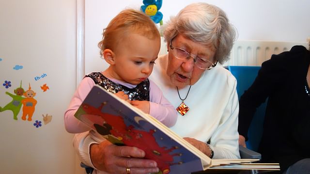 Babcia czytająca dziecku
