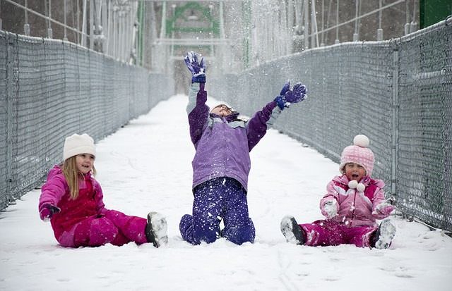 Troje dzieci na śniegu