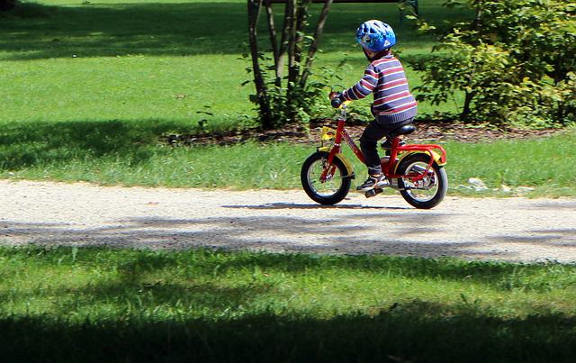 Dziecko jadące rowerem