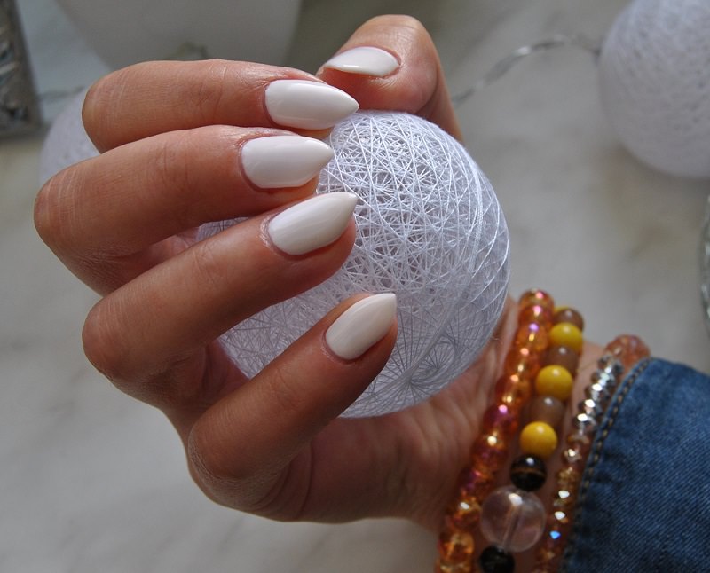 Ręka obejmująca cotton balls