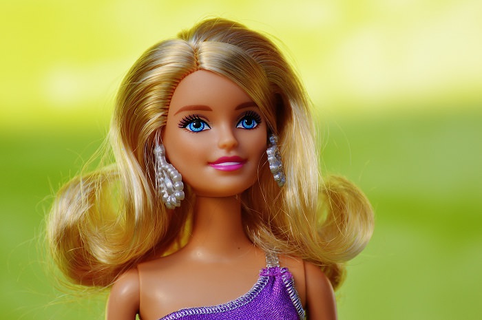 Lalka Barbie na zielonym tle