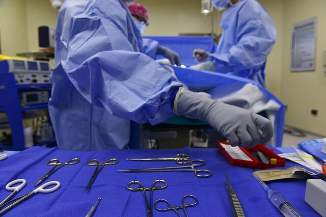 Chirurdzy podczas operacji